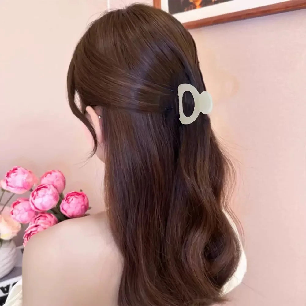 Elegant Sweet Small Oval Hair Claw Clip for Women Secure Grip Hair Accessories Ponytails Cute Hair Clips Sophisticated Style